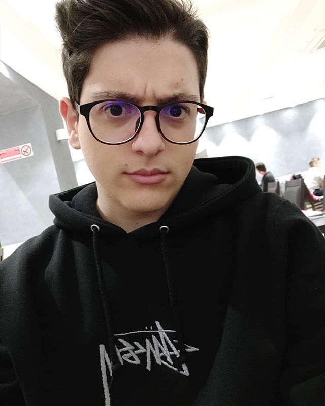 Lorenzo1999ist's tweet photo. Il buongiorno si vede dalle facce strane!! ππ
Si lo so non Γ¨ una vera foto mattutina ma fidatevi, non vi conviene vedere la mia faccia di prima mattina. CIAO ππ
#picoftheday #beatifulguy #lanonnadicechesobll #nnèvr #autostima
#hashtaghashtag #finedelmondo2020 https://t.co/bAg89WKCU6