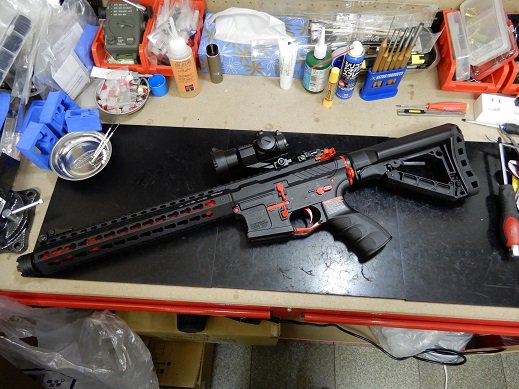Raizing13's tweet photo. G&amp;GにMAXXチャンバー取り付けました。
この銃赤い部分が削れないようにばらしが大変でした。
かっこいいですけどG&amp;Gは後方ストック内部の基盤なので大変でした。
三枚目はハニーバジャー組み込み完了のものですｗ
＃ATTACKER
＃RIZING
＃エアガン
＃サバゲー
＃MAXXModel https://t.co/S9QyMevjk8