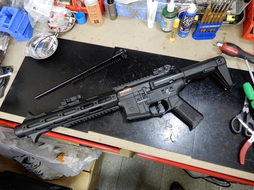 Raizing13's tweet photo. G&amp;GにMAXXチャンバー取り付けました。
この銃赤い部分が削れないようにばらしが大変でした。
かっこいいですけどG&amp;Gは後方ストック内部の基盤なので大変でした。
三枚目はハニーバジャー組み込み完了のものですｗ
＃ATTACKER
＃RIZING
＃エアガン
＃サバゲー
＃MAXXModel https://t.co/S9QyMevjk8