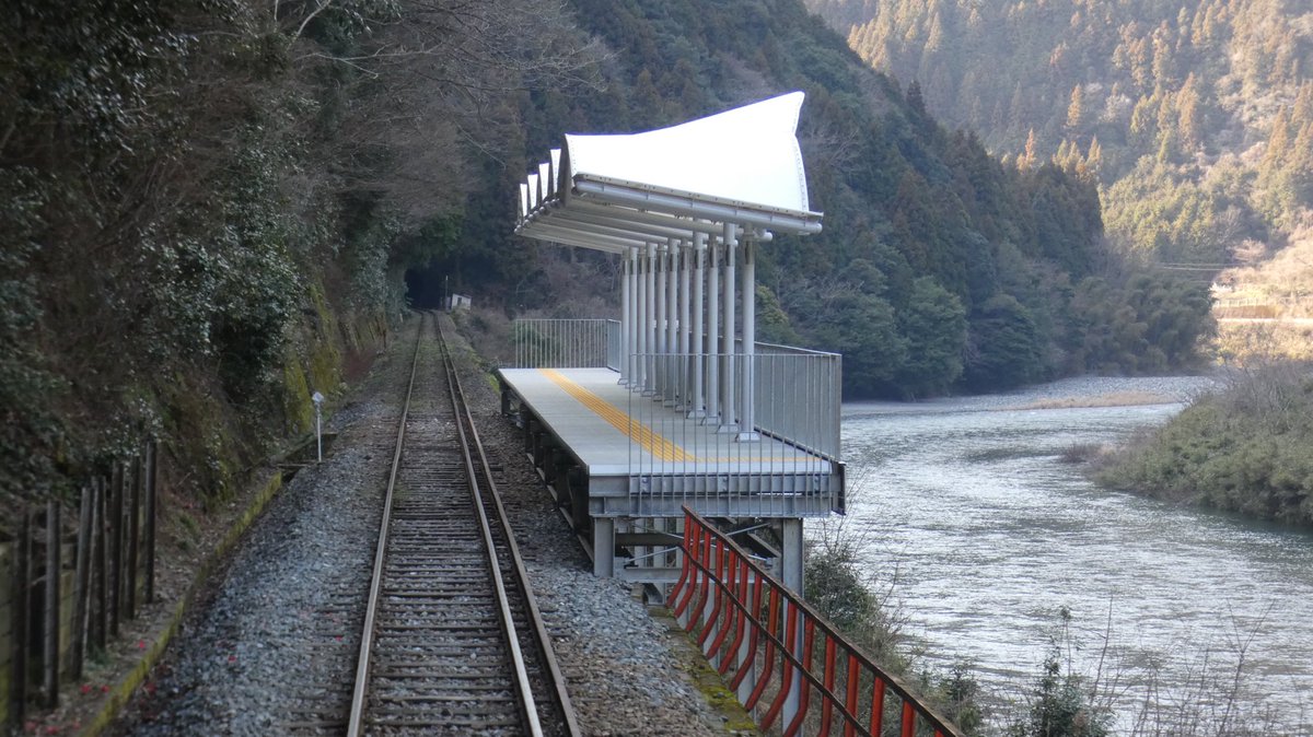 Au japon une station qui n'a ni entrée ni sortie ! D1XFWcPV4AA9WRh