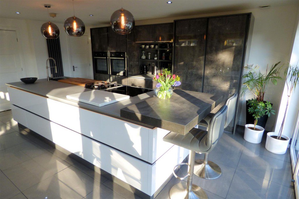Property Of The Week ➡️ bit.ly/2VAj7BT 🏡 😍

Take a look at this extra special four bedroom detached residence. With a stunning contemporary interior, beautiful kitchen and plenty of charm this #property is the perfect family #home. Viewing is a must! #Lancashire
