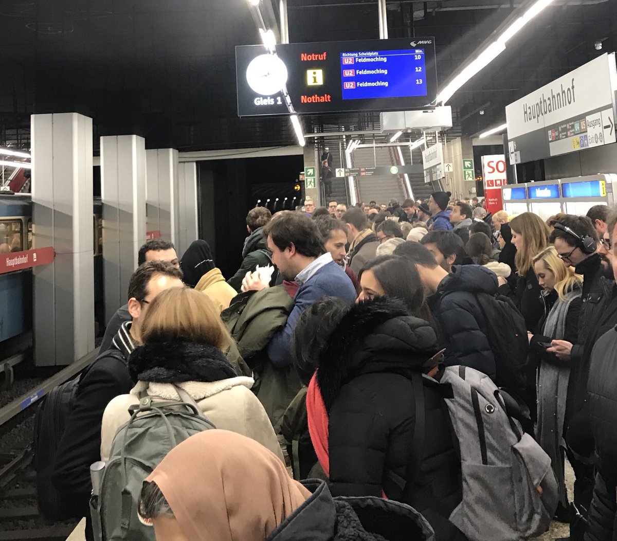 Wieder Chaos in der #Ubahn #München am HBF. Voll bepackte Banhsteige und die #U2 kommt erst in 10 min..