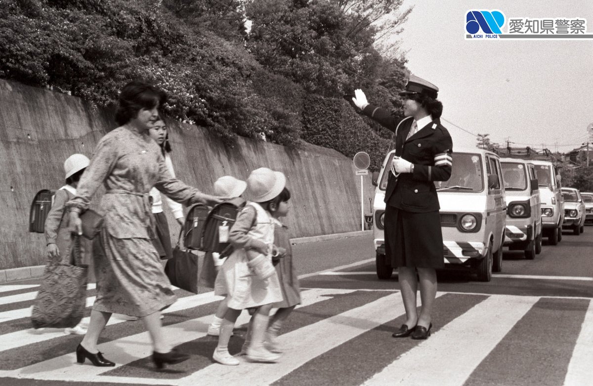 昭和30年代【レア】当時物☆横断歩道を守り続けた☆おまわりさん高さ1m20cm レトロ写真館37】 愛知県警では毎月11日は横断歩道の日と定めているの