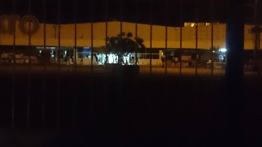 francomaracaibo's tweet photo. En el Zulia, después de 83 horas sin electricidad: desinformación, miedo y rabia generalizada. Mucha solidaridad en medio del caos, pero el hambre y las muertes motivan saqueos y protestas, mientras aumenta la incertidumbre en nuestra región. #SOSVenezuela #Maracaibo https://t.co/Jlavn4J8zD