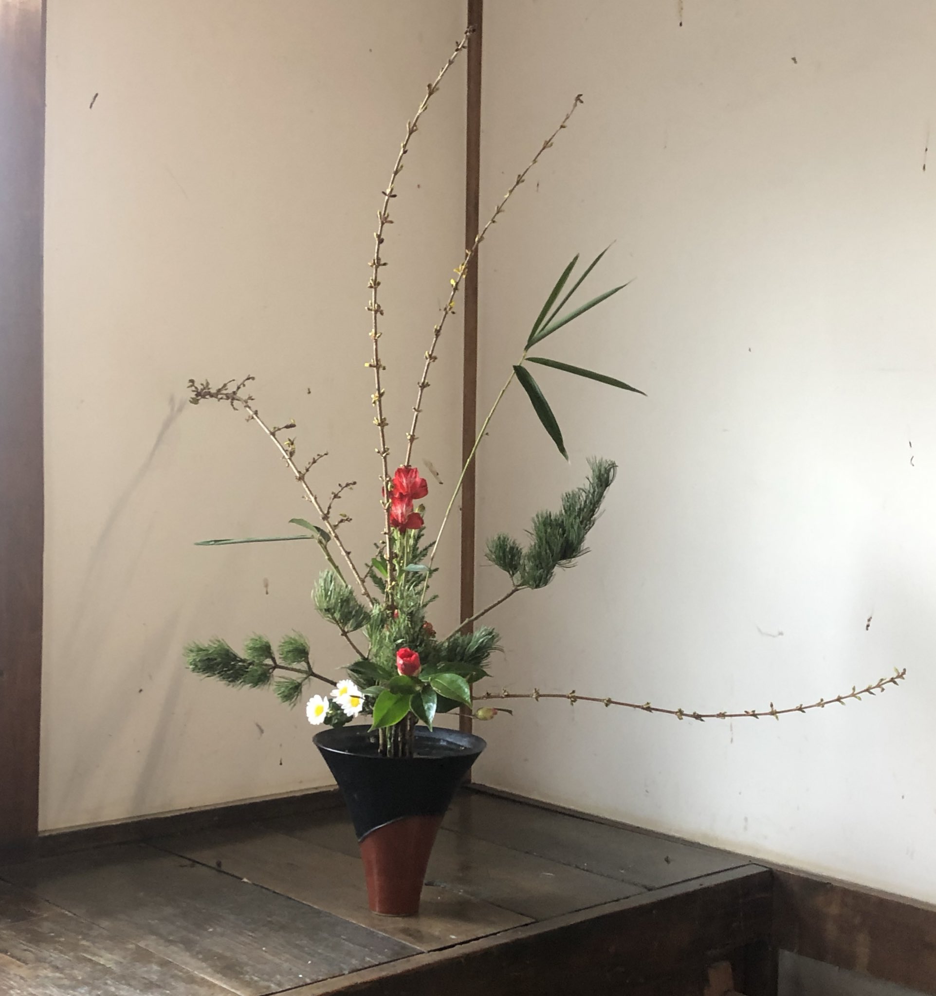 釈英璃 仏教 アート 学び ほぼ花材はおなじですが 生け方が違うとかなり違うよ 田舎で良かったな と思うのはこういう時ですなぁ アルストロメリア以外その辺に生えてる草木で生けてます 生け花 池坊 立花 自由花 生花新風体 T Co B4i9epyysk