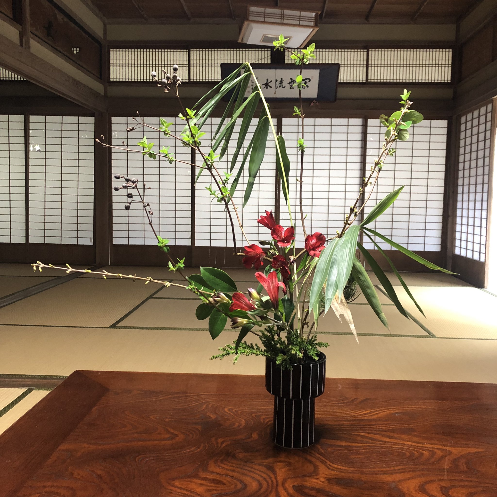 釈英璃 仏教 アート 学び ほぼ花材はおなじですが 生け方が違うとかなり違うよ 田舎で良かったな と思うのはこういう時ですなぁ アルストロメリア以外その辺に生えてる草木で生けてます 生け花 池坊 立花 自由花 生花新風体 T Co B4i9epyysk
