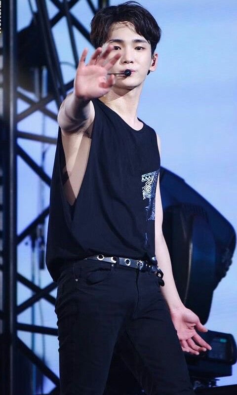 Kibum in black sleeveless with pitch black hair! 