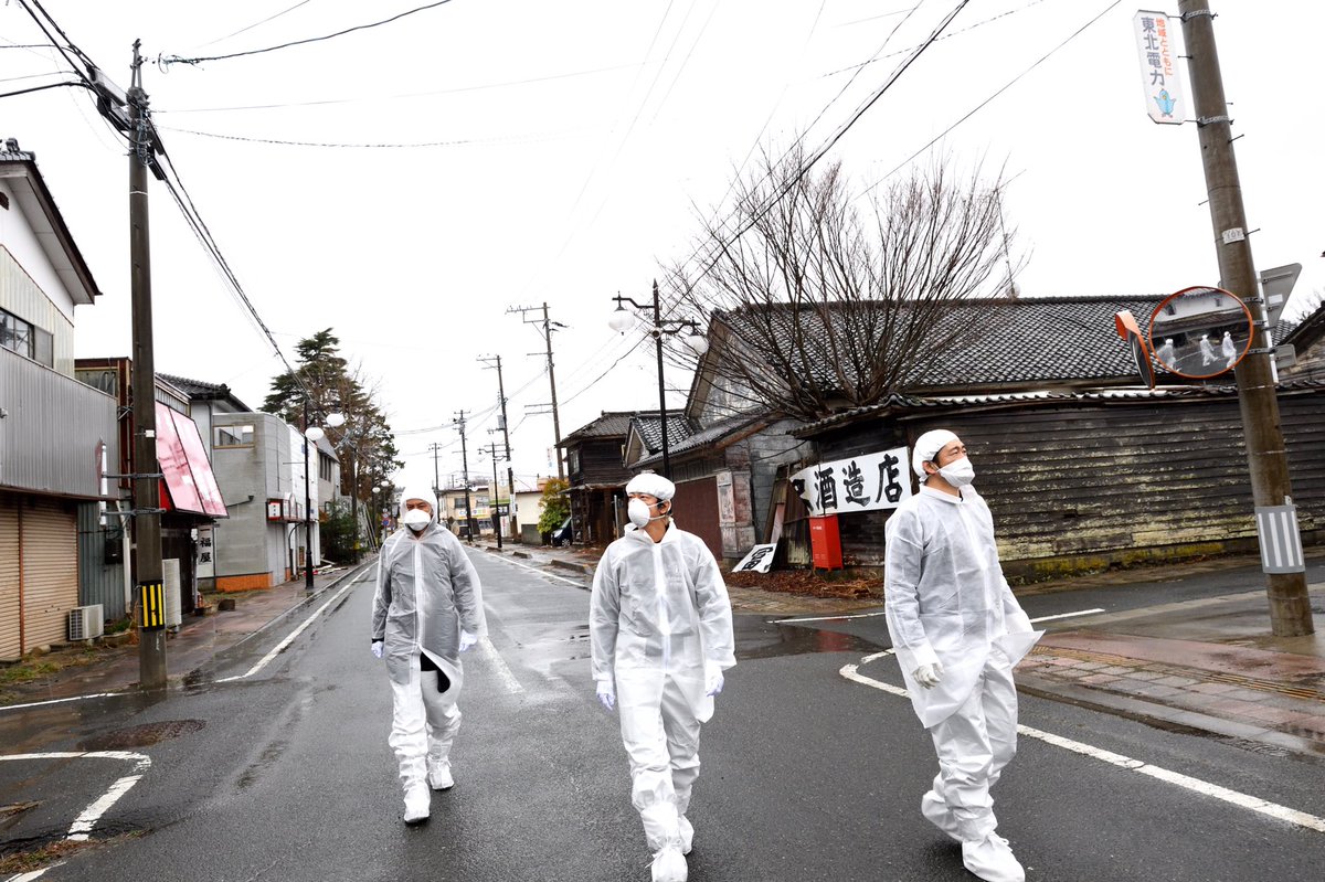 ishii_maki's tweet photo. 3月11日。
いまだ全町民が避難を余儀なくされている、帰還困難区域である双葉町へ。
TOSHI-LOWさん、細美さん、YOHさんと。
8年前の14:46から時が止まったまま まったく手付かずの小学校にも入らせていただきました。 https://t.co/e9hC5gTTd1