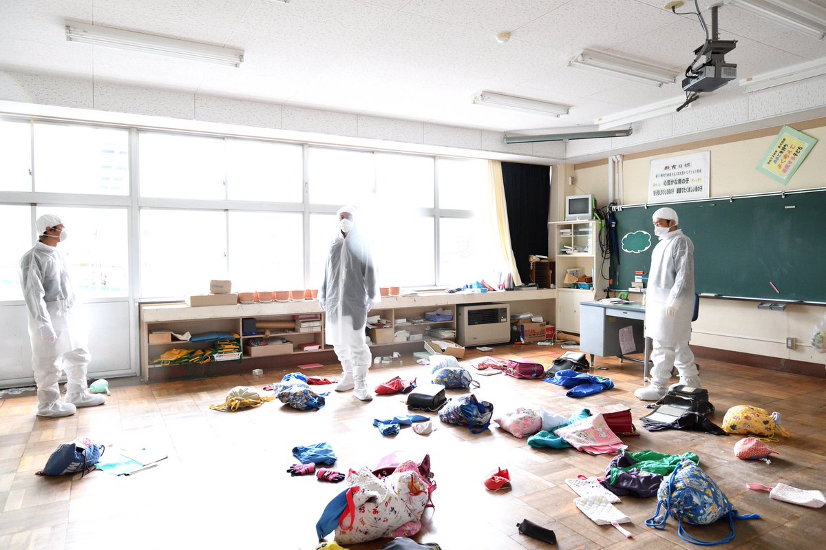 ishii_maki's tweet photo. 3月11日。
いまだ全町民が避難を余儀なくされている、帰還困難区域である双葉町へ。
TOSHI-LOWさん、細美さん、YOHさんと。
8年前の14:46から時が止まったまま まったく手付かずの小学校にも入らせていただきました。 https://t.co/e9hC5gTTd1