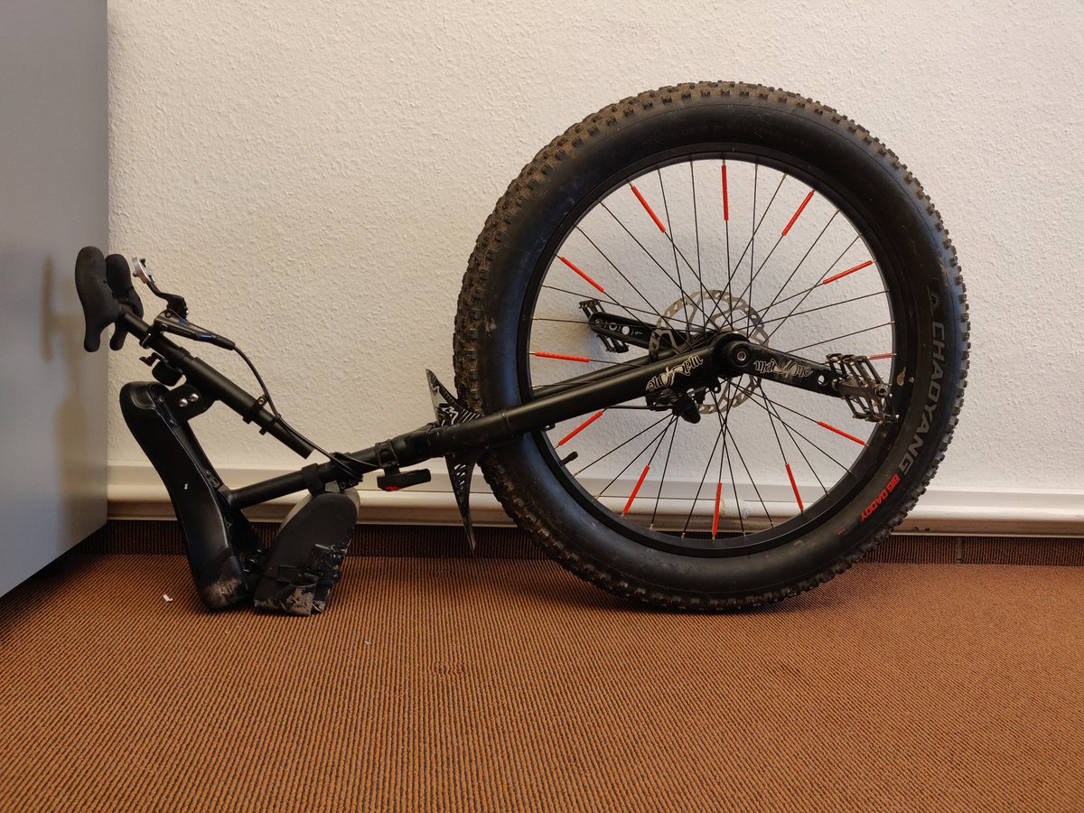 LeikKiel's tweet photo. Heute mal mit nur einem Rad zur Arbeit, es darf sogar mit ins Büro. Aber Anschliessen ist auch nur bedingt möglich 😁
#unicling #unicycle #einradfahren #einrad #municycling #muni #mdRzA #allwetterfahrer #esgibtkeinschlechteWetter https://t.co/T5n8VtHgeX
