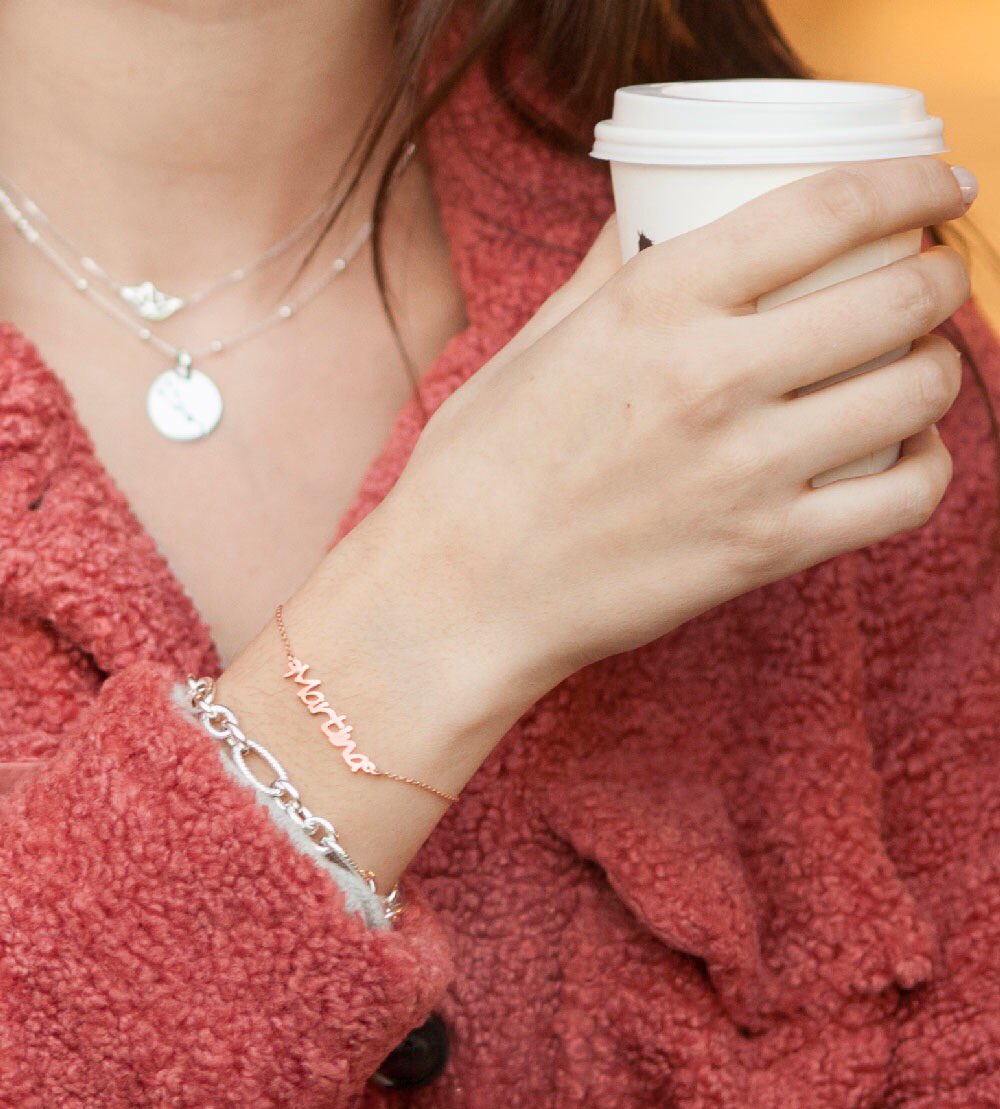 Empezamos la semana con un café y nuestras joyas favoritas 💖 #ChulucanasMadrid #JoyasPersonalizadas chulucanas.es