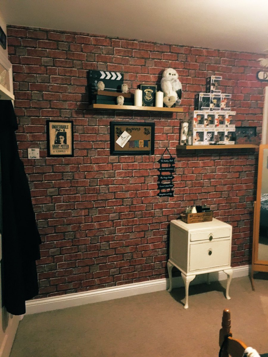 lisalucymck's tweet photo. Harry Potter Bedroom complete, I love it so much, who’s ready for a wizarding sleepover #HarryPotter #nomugglesallowed #waitingformyletter @jk_rowling @chrisrankin @Mattdavelewis @Evy_Lynch #hogwarts #always https://t.co/aLd4Ydvuu3