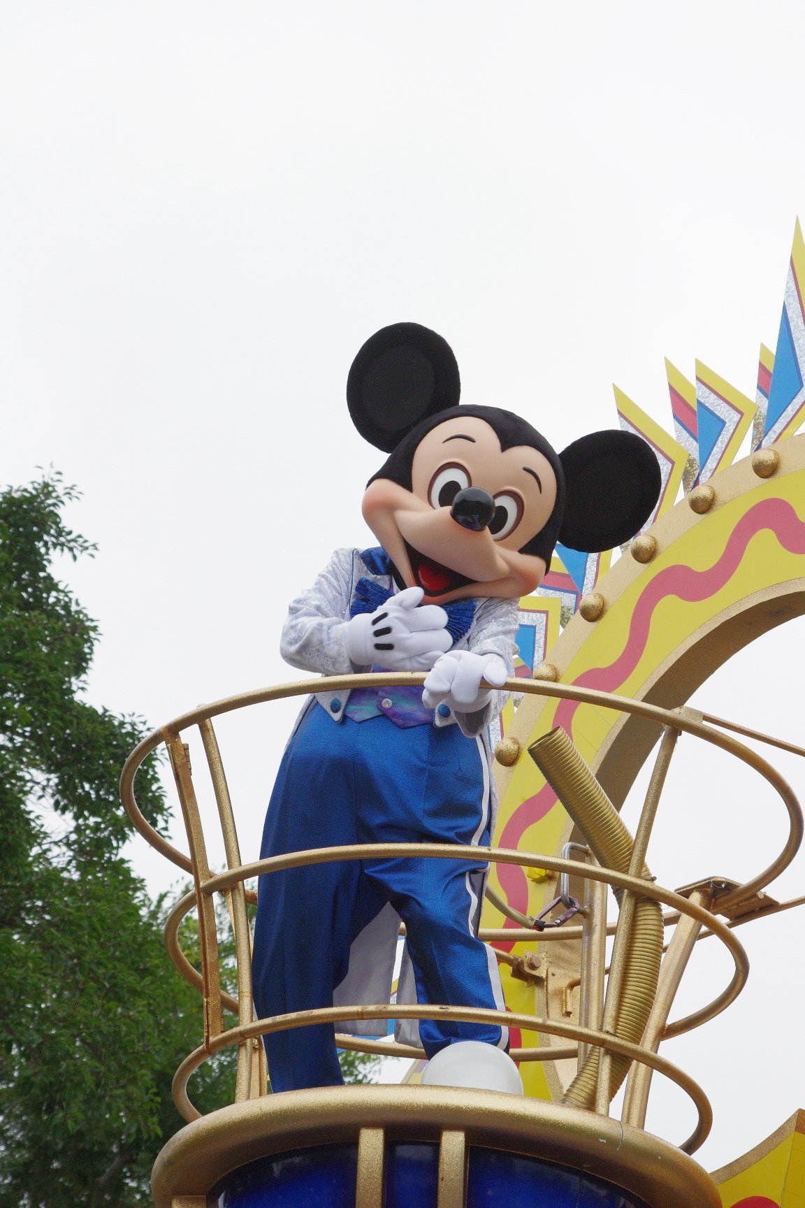 岸和田 ミッキー ウッドペッカー たまにd垢 ディズニーランドの１０年前 ２５周年 皆さんどれ位覚えてるのかな エントランスグリーティングでは２５周年衣装 ショー ジュビレーションです ディズニーシーでも共通のショーが開催されていた