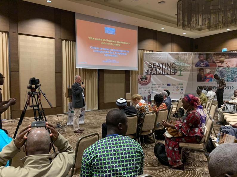 SOS_SAHEL_'s tweet photo. @SOS_SAHEL_ a participé à la conférence #BeatingFamine – Vaincre la faim à Bamako du 26 au 28 février. A cette occasion 3 initiatives de développement inclusif ont été présentées : #karité #agroforesterie #gommearabique #succes 
Pour en savoir plus : https://t.co/ybyYIBIpD1 https://t.co/NObQo7kEe4