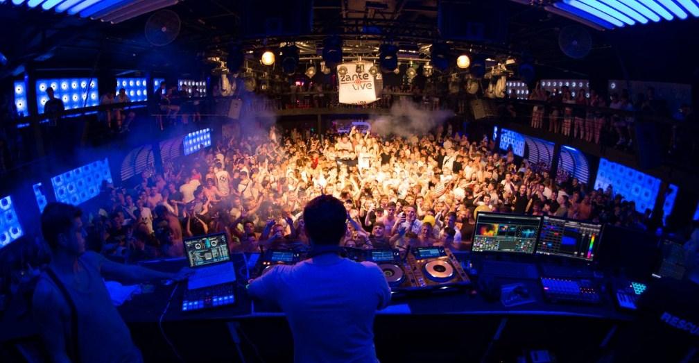Like if you'd rather party till sunset.
Retweet if you'd rather party till sunrise.
<a href="/PartyHardZante/">Zante 2019</a> #zante2019 #AREYOUREADY
for more information visit partyhardtravel.com/zante/events-p…