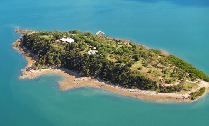 An island off the coast. Фраксос остров Греция. Тортуга остров в Карибском море. Остров Хайман Австралия. Остров Тортуга Тортю сейчас.