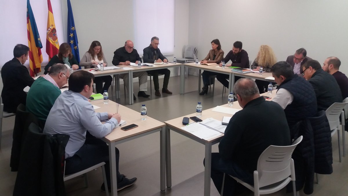 GVAagricultura's tweet photo. Fent un repàs a la situació dels cítrics en la Mesa Tècnica del Sector #diàleg Consellera @Elenetcc + @ava_asaja @UnioLlauradors @COAGCV @UPA_Federal #FEPAC @ComiteCitricos @CoopsAgroCV https://t.co/qYj4fMJ3yT