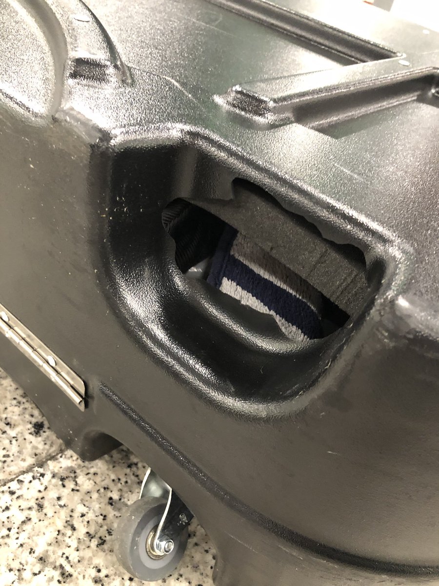 tl_simms's tweet photo. Hi @Ryanair I need to report the damage to my luggage but your office seems to be shut. Please help https://t.co/WH8CvjZuuC