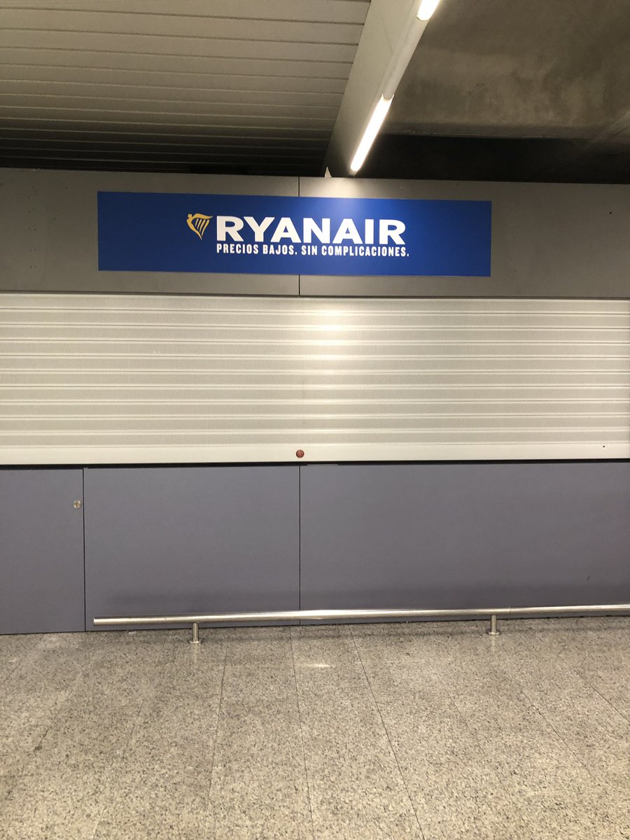 tl_simms's tweet photo. Hi @Ryanair I need to report the damage to my luggage but your office seems to be shut. Please help https://t.co/WH8CvjZuuC