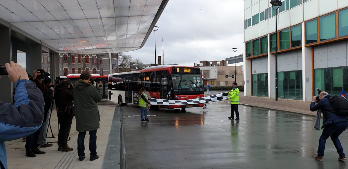 Van harte met jet nieuwe busstation #Tilburg. De stationszone van ⁦<a href="/gemeentetilburg/">gemeentetilburg</a>⁩ is toch wel een van de pareltjes van <a href="/brabant/">Provincie Noord-Brabant</a> aan het worden!