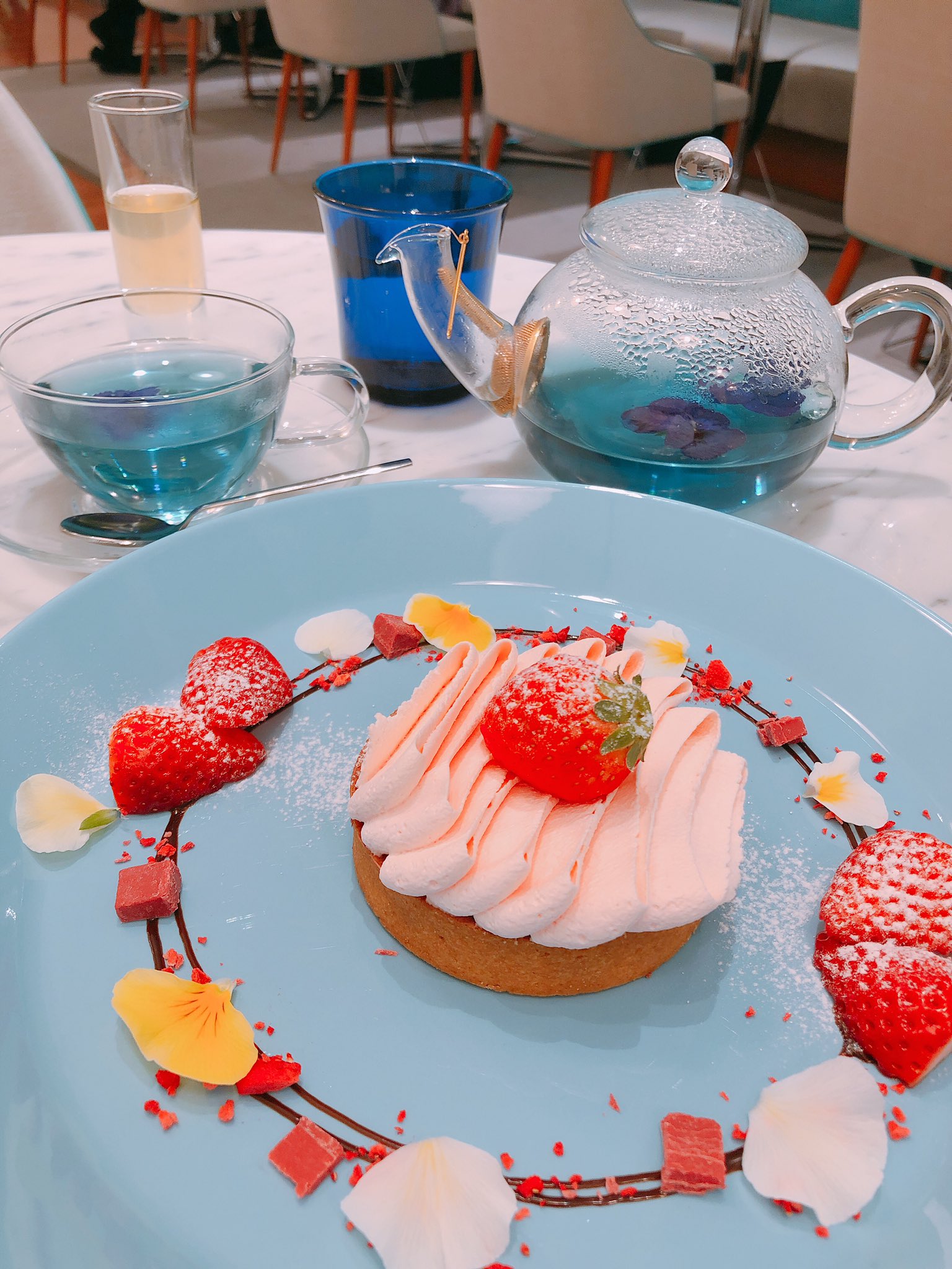 えもり えも 今日は東京に出張だったので お仕事が終わってから東京カンパネラカフェに行ってきた ピンク色のカフェ はよくあるけど水色のカフェはなかなかないから行けて嬉しい 席もお茶も水色で可愛かった ˊᵕˋ カフェ巡り 東京