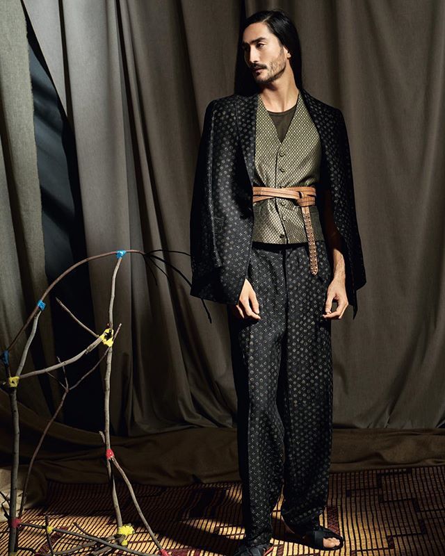 ETRO NATURA MANIFESTA
Natural fibres, vegetable dyes and local production have shaped a collection beholden to the visual cultures of Southeast Asia, Africa and Japan.
Discover more via link in bio.
#Etro #EtroSS19 #EtroNaturaManifesta ift.tt/2J6105H