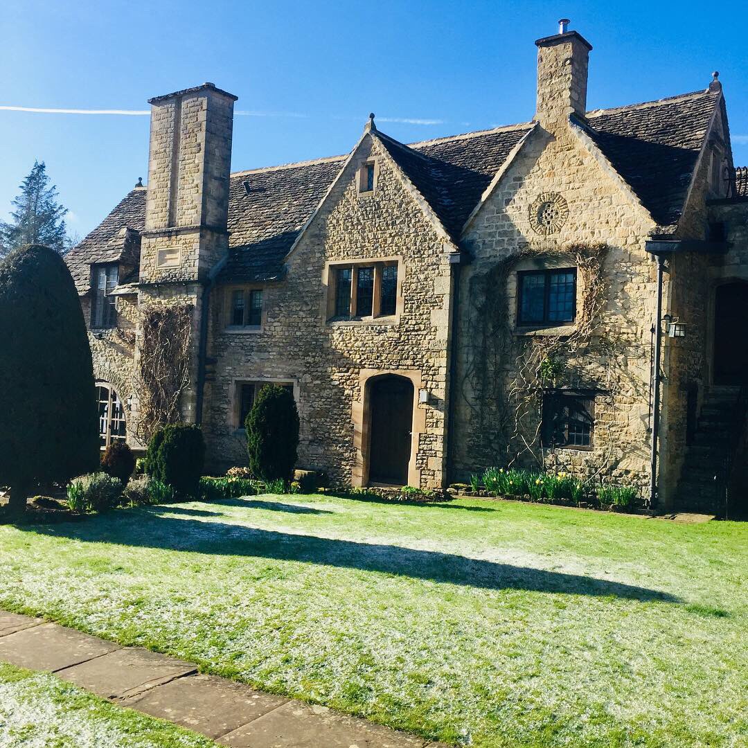 DiaryOfAManor's tweet image. Happy Monday! The remnants of yesterday’s smattering of snow barely visible today.  The strong spring sun melting the white and gifting us with clear blue skies in our #LittleSliceOfCotswoldHeaven #Cotswolds #WeekendsAway #LuxuryLifeStyle #LadyOfTheManor