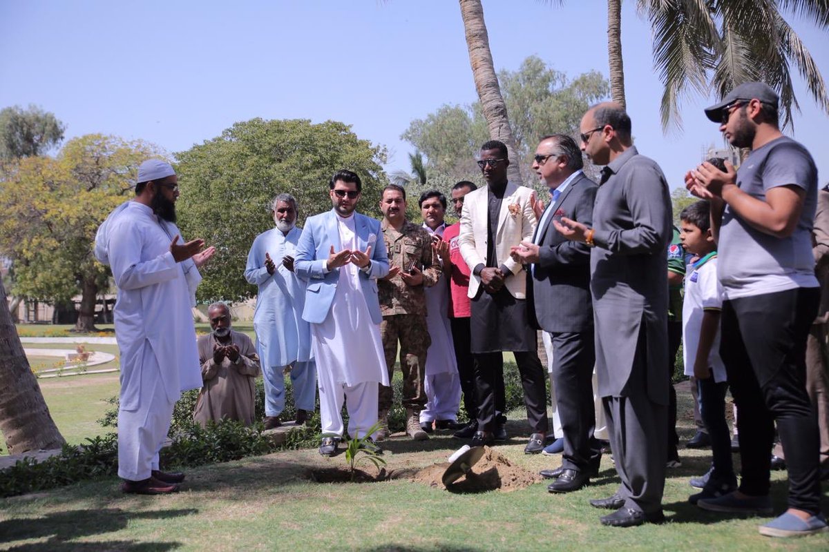 JAfridi10's tweet photo. Appreciate the efforts of PM @ImranKhanPTI for the launch of 10 billion tree tsunami. On behalf of @PeshawarZalmi, @darensammy88 &amp; I would like to play our part in the Clean&amp;Green campaign &amp; urge all of you to do the same. Thank you Governor Sindh, @ImranIsmailPTI for the invite. https://t.co/KwEWd8ZLoO