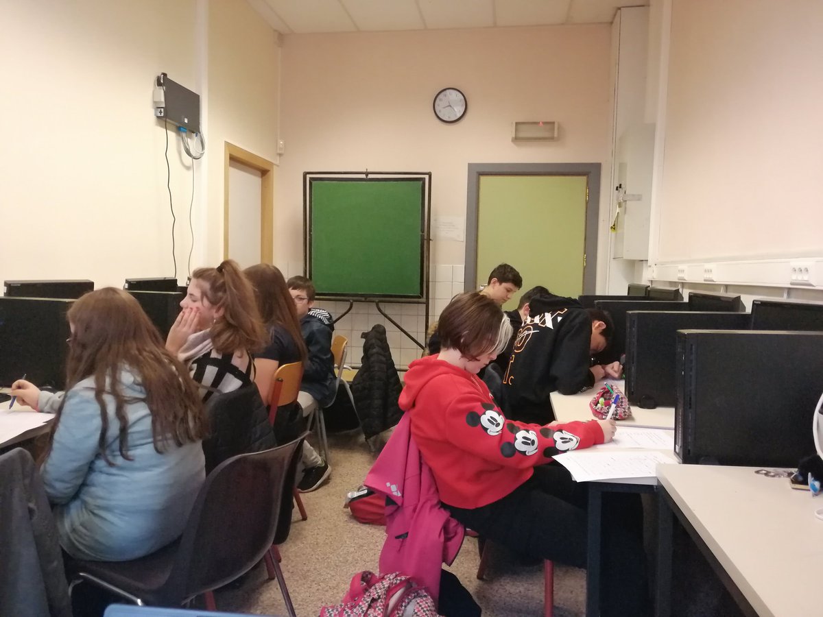 misterxxlnet's tweet image. Début de la séquence pédagogique pour le mémoire avec @ThymioII et la pensée informatique au CECS Couillet-Marcinelle de Charleroi avec les 1ère et 2ème différenciée avec @blockly4thymio #penseeinformatique #eiah