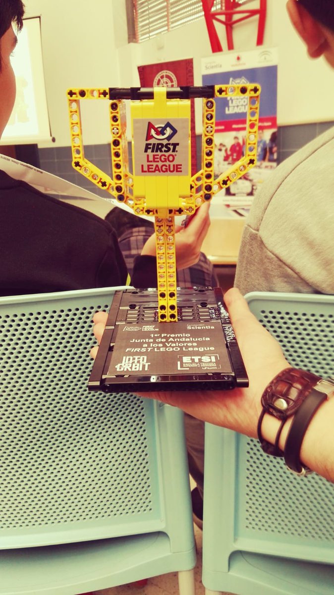 El sábado nuestros alumnos de 3º y 4º de ESO han participado en la First Lego League, torneo internacional que busca despertar el interés de los jóvenes por la Cª y Tecnología a través de la robótica y han conseguido el 1º Premio de la Junta de Andalucía a los Valores First Lego
