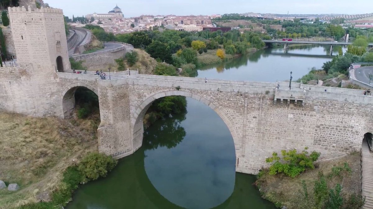 Ayer en #UnPaísMágico viajamos a #Toledo 📺 Descubrimos la historia del alcázar, por qué su catedral tiene una sola torre, o por qué El Greco pasó casi toda su vida en la ciudad 🎩♠️¡Ya tienes disponible el programa completo en #AlaCarta! 👉rtve.es/v/5049104/ vía <a href="/la2_tve/">La 2</a>