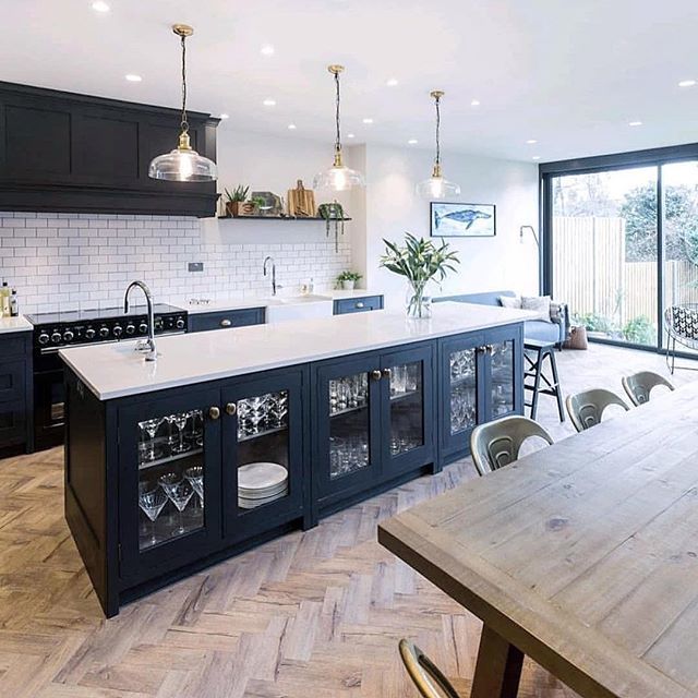 whitefoxstyling's tweet photo. Am doing my kitchen this year and am a bit obsessed atm, but there’s so much to love in this kitchen! Let’s start with that flooring! I love love love that beautiful herringbone pattern 😍 And I’m a huge fan of black cabinets and a white bench top. What do you think? Pic via … https://t.co/2cHfL4Fomm