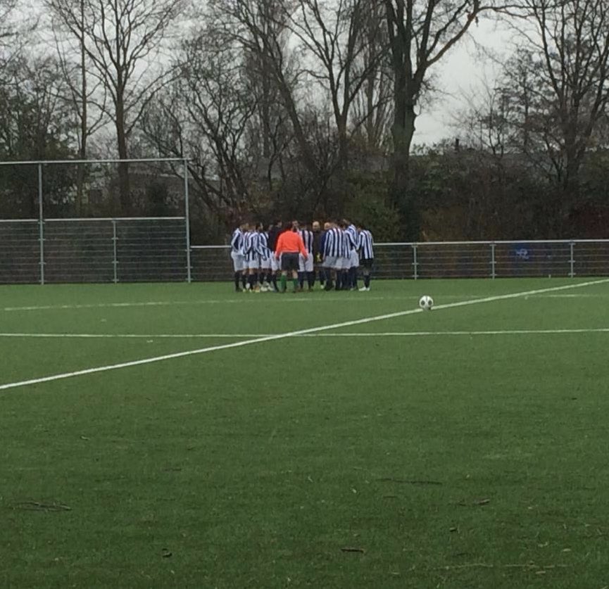 JOS 6 heeft kampioensambities en wilde gisteren dolgraag winnen van directe concurrent TOG. Maar bij TOG (waar al paar duels gestaakt zijn) deed de clubscheidsrechter mee met de wedstrijdbespreking, en bleek winnen uiteindelijk onmogelijk <a href="/KNVB/">KNVB</a>.