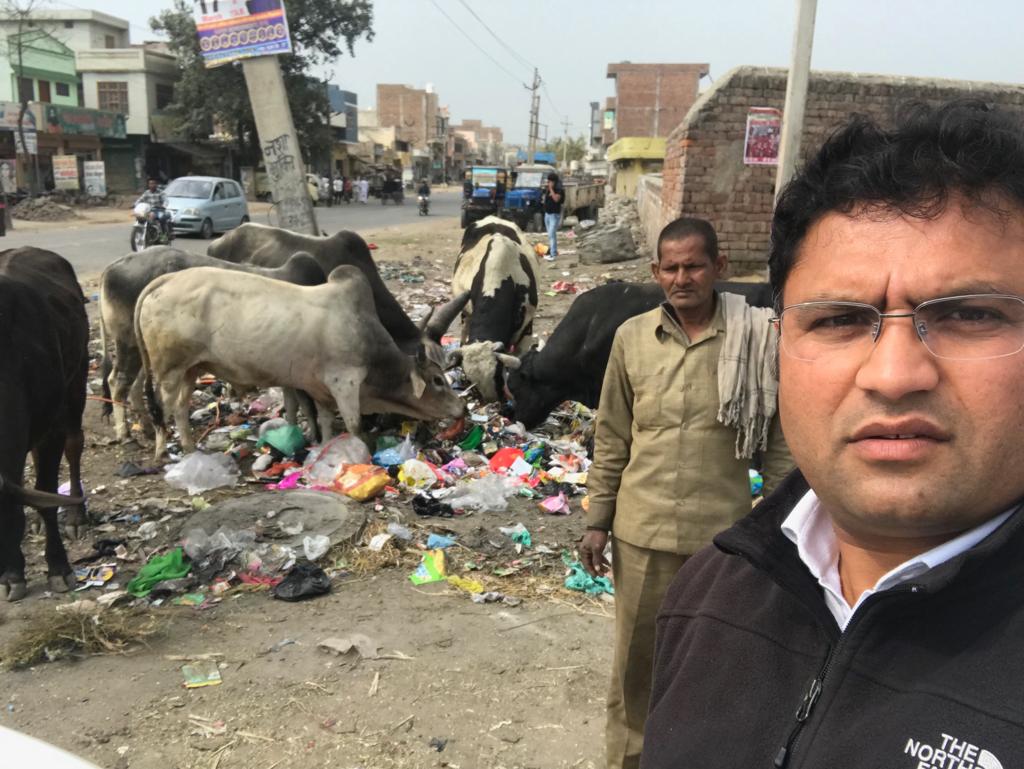 Tanwar_Indian's tweet photo. ये है जींद में @mlkhattar और @BJP4Haryana द्वारा चलाया जा रहा "गौ सेवा अभियान".
पूरे प्रदेश में कूड़ा कचरा खाती गौ माताएं भाजपा के दोमुंहे चेहरे से नक़ाब हटाती हैं.
सरकार की हरियाणा को "कूड़ा प्रदेश" बनाने की पूरी कोशिश सामने है.
ऐसे ठगों को सत्ता से हटाना है.
#SelfiewithGarbage https://t.co/zPhvz0G1Qo