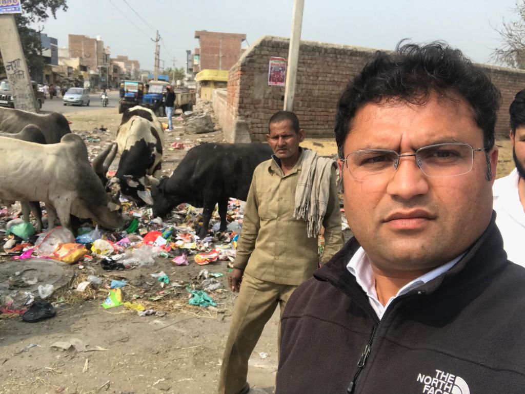Tanwar_Indian's tweet photo. ये है जींद में @mlkhattar और @BJP4Haryana द्वारा चलाया जा रहा "गौ सेवा अभियान".
पूरे प्रदेश में कूड़ा कचरा खाती गौ माताएं भाजपा के दोमुंहे चेहरे से नक़ाब हटाती हैं.
सरकार की हरियाणा को "कूड़ा प्रदेश" बनाने की पूरी कोशिश सामने है.
ऐसे ठगों को सत्ता से हटाना है.
#SelfiewithGarbage https://t.co/zPhvz0G1Qo