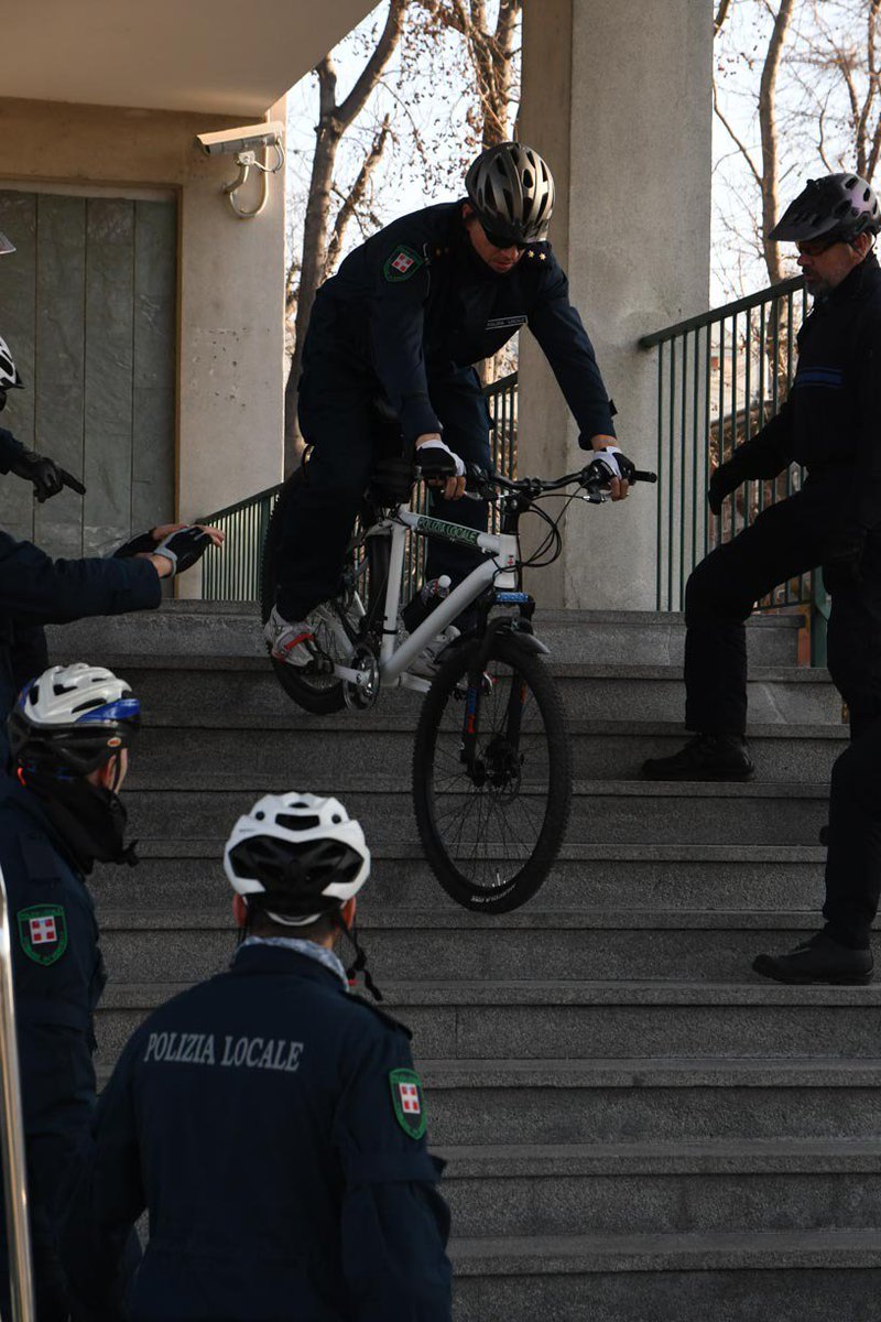 Legambici's tweet photo. @PierMaran @mattbedo @BeppeSala Sarebbe anche importante innovare il modello di prossimità con i cittadini: una pattuglia velomontata (in #bici, con attrezzatura e addestramento adeguati) fa il doppio dei contatti di un #automobile ed è il completamento naturale tra agenti a piedi e in autopattuglia. https://t.co/Kr4P3uGhBa