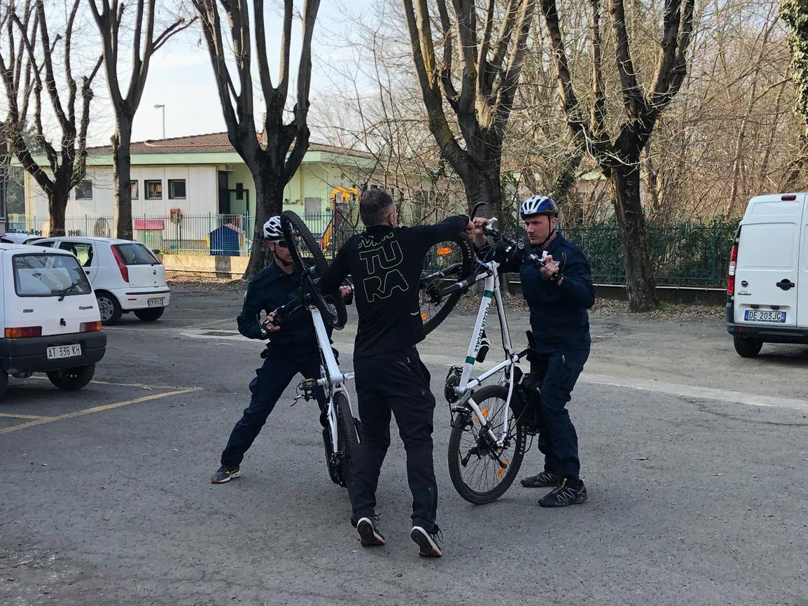 Legambici's tweet photo. @PierMaran @mattbedo @BeppeSala Sarebbe anche importante innovare il modello di prossimità con i cittadini: una pattuglia velomontata (in #bici, con attrezzatura e addestramento adeguati) fa il doppio dei contatti di un #automobile ed è il completamento naturale tra agenti a piedi e in autopattuglia. https://t.co/Kr4P3uGhBa