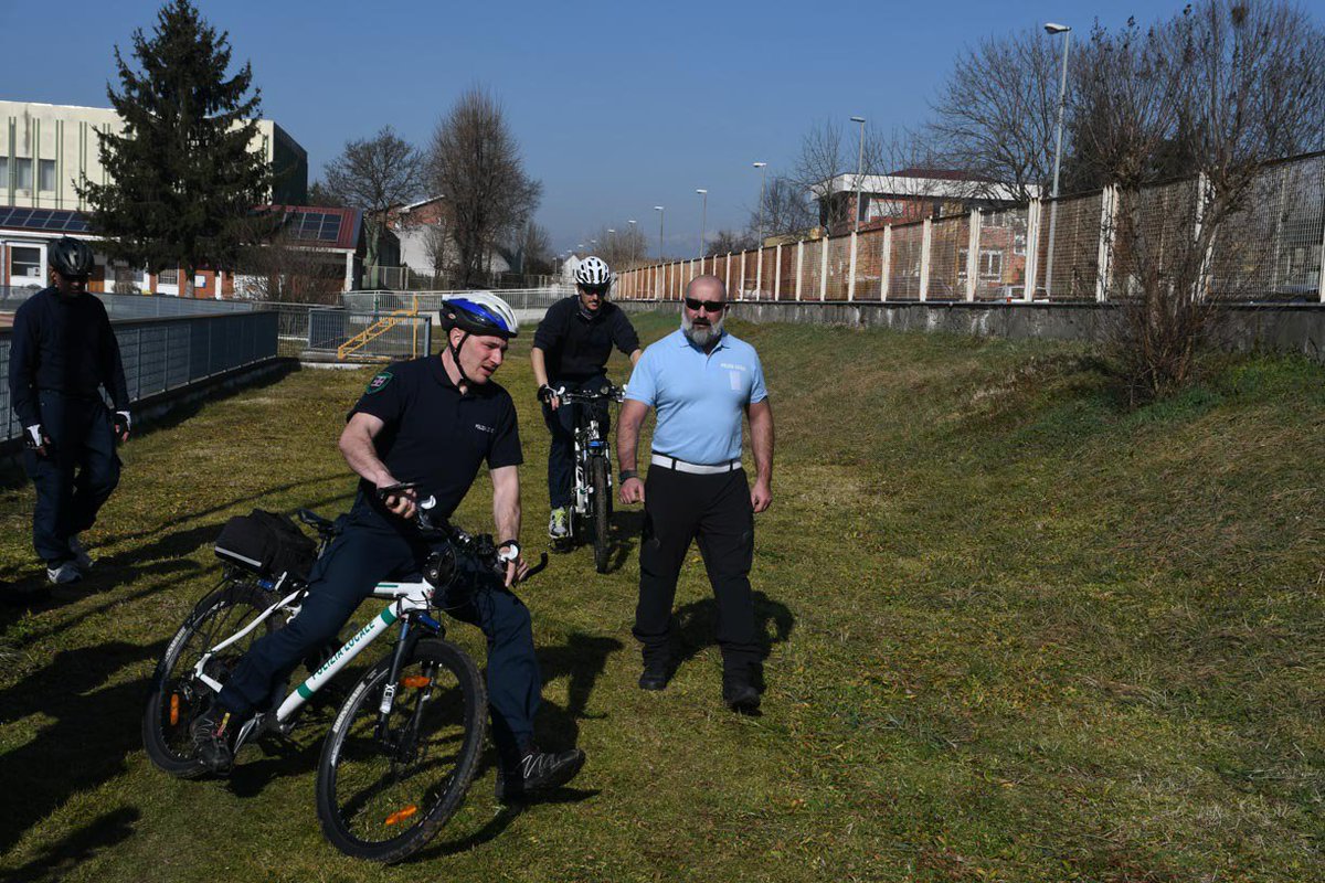 Legambici's tweet photo. @PierMaran @mattbedo @BeppeSala Sarebbe anche importante innovare il modello di prossimità con i cittadini: una pattuglia velomontata (in #bici, con attrezzatura e addestramento adeguati) fa il doppio dei contatti di un #automobile ed è il completamento naturale tra agenti a piedi e in autopattuglia. https://t.co/Kr4P3uGhBa