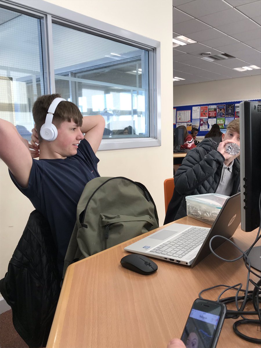 SnobbyCaleb's tweet image. Sitting in sixth form flexing my noise-cancelling headphones, computer and biceps 😎