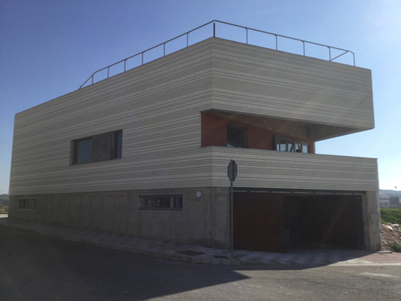 SmartLivingPlat's tweet photo. Noticia del sector: "Primera vivienda pasiva en Andalucía construida con sistema tradicional de doble hoja cerámica" https://t.co/h8aE8R2U0U | vía @CONSTRUIBLE 

#SmartLivingPlat https://t.co/GgyDoPaeCq