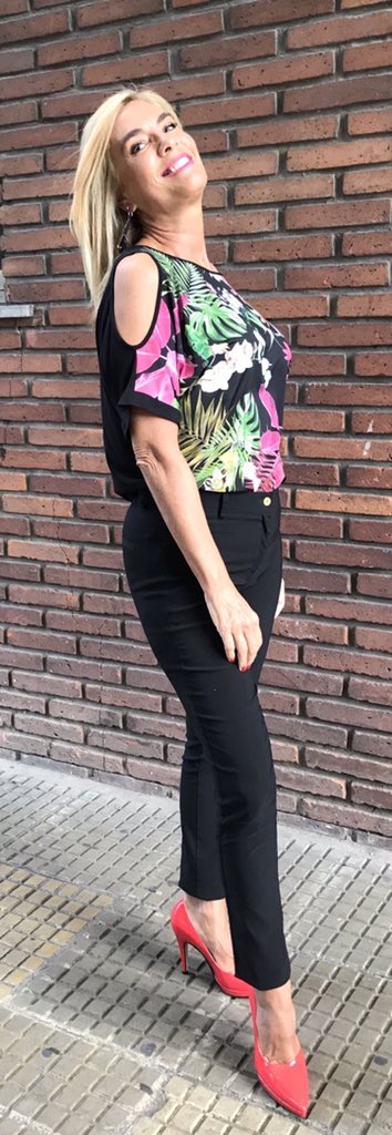 mbelenaramburu's tweet photo. Look #pantalones #negros #ajustados y #remera #floreada de @RafaelGarofaloM #ropa #cómoda #canchera #casual https://t.co/FQImfBGDKx