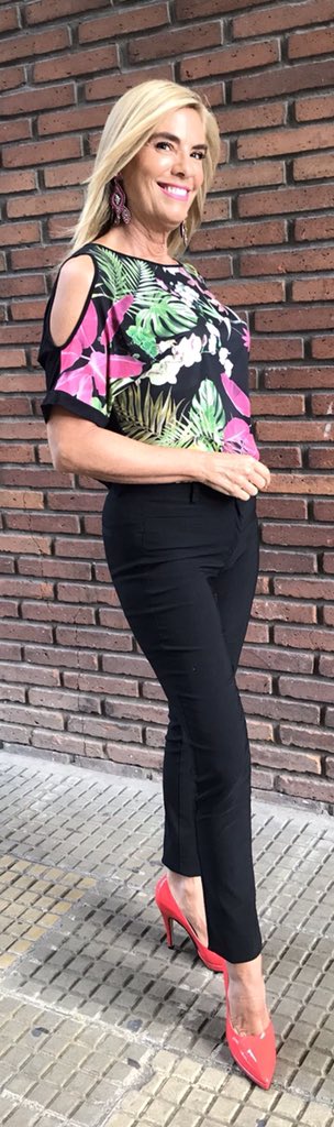 mbelenaramburu's tweet photo. Look #pantalones #negros #ajustados y #remera #floreada de @RafaelGarofaloM #ropa #cómoda #canchera #casual https://t.co/FQImfBGDKx