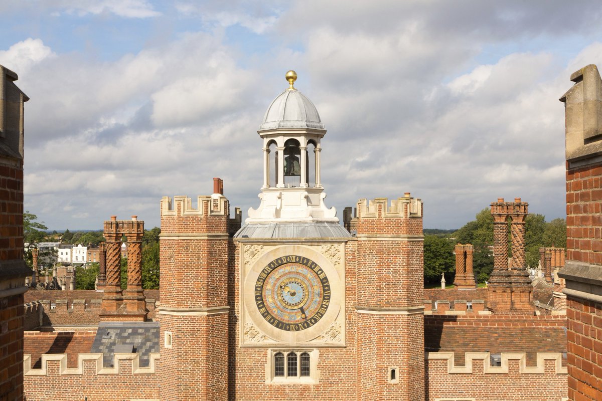 The Astronomical Clock at Hampton Court was installed in 1540 and displays not only the time, but the moon phases and the movement of the sun.

Henry VIII could even use it to see how high the tide was in order to ensure a safe journey over the Thames! 

#BritishScienceWeek