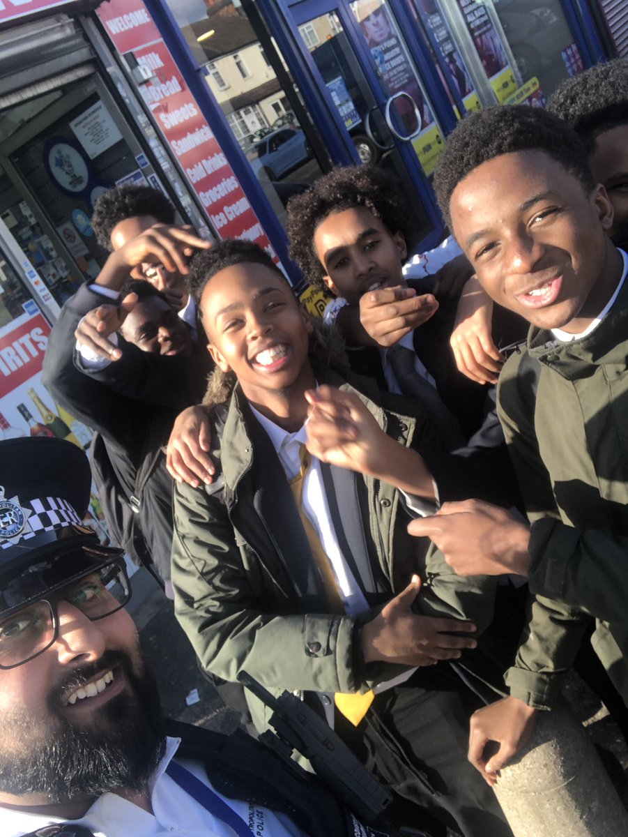 Currently patrolling around Pinkwell Ward with <a href="/MPSPinkwell/">Pinkwell Safer Neighbourhood Team</a> and <a href="/MPSSaferSchools/">Safer Schools</a> engaging with the ‘yoof’ who are teaching us valuable vocabulary, safe to say we need more lessons haha! #PC1117WA #PC2560WA #PC2169WA