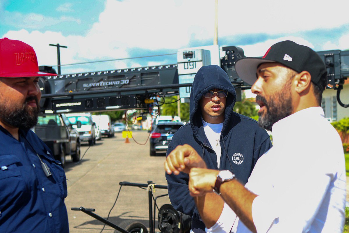 Aquí les dejamos un poco del behind the scenes de lo que estuvimos trabajando recientemente y que culminó en tres conciertos memorables este fin de semana...¡Felicidades a nuestro director Arí Maniel Cruz y a todo el crew! #BadBunny #X100PreTour #FilmesZapatero