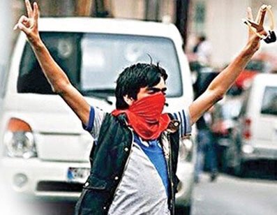 mrtcn1806's tweet photo. Bir tarafta 15 yaşında sözde ekmek almaya çıkan ama polise sapanla taş atarken ölen çocuk* bir tarafta teröristler tarafından babası şehit edilen çocuk. Hangisi daha canınızı acıtıyor ? Polise askere saldırabilecek çocuk artık çocuk değildir. https://t.co/S3gswLIj7C