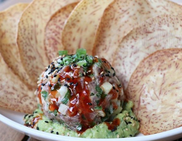 Can never have tu(na) much tartare 🐠 #kneeslapper #tgit #tunatartare #malangachips #freshcut #lunchtime #appetizer #fortlauderdale #bocaraton #coralgables #miami #aventura #tap42