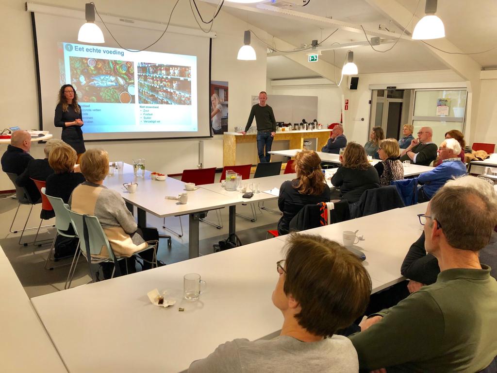 Afgelopen dinsdag gaven we een ontzettend leuke avondlezing 'Beterschap voor je nieren door de juiste voeding' voor nierpatiënten en geïnteresseerden. We waren te gast bij onze partner Nierpatiënten Vereniging Nederland. Femke en Eddie vertelden over onze voedingsvisie.