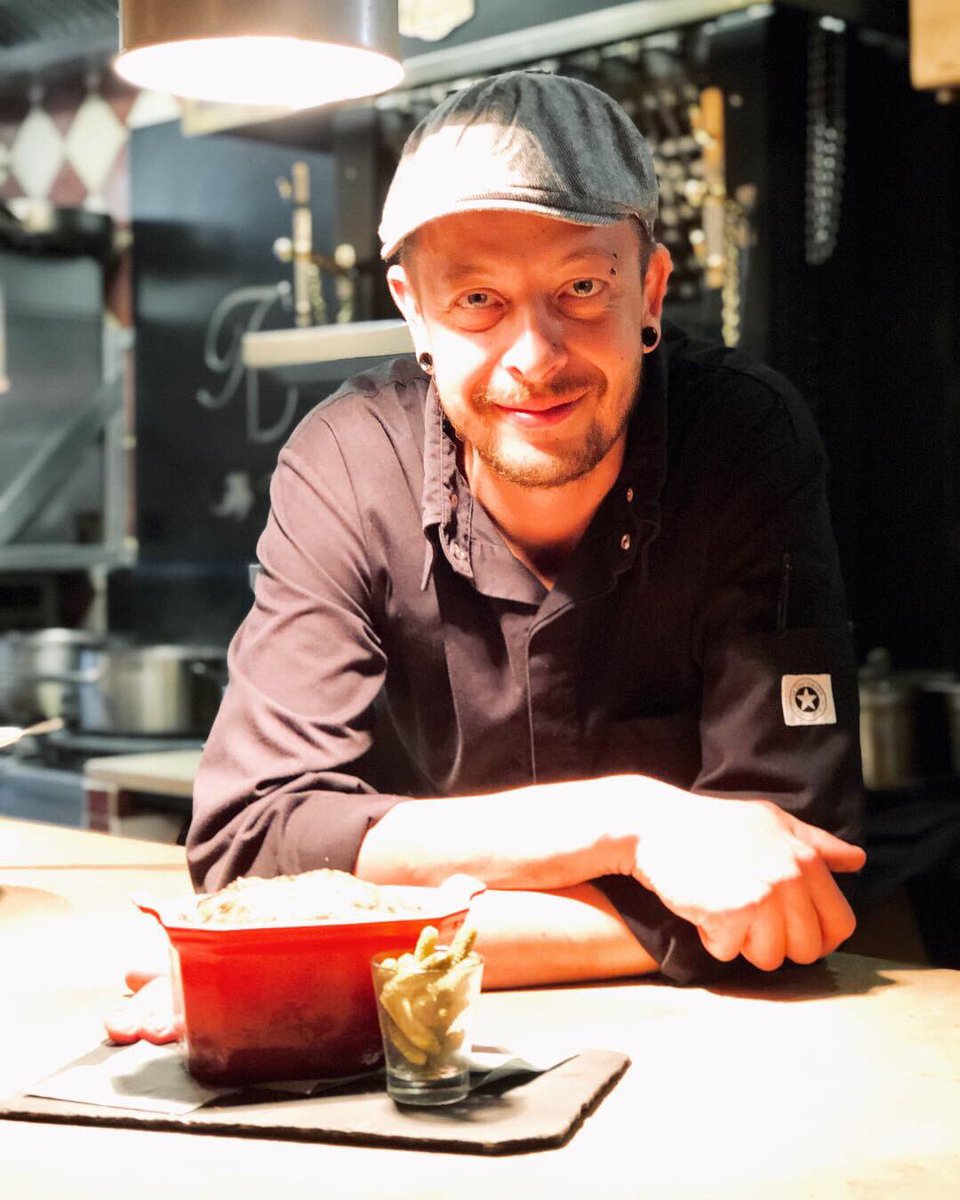 terroirdivin's tweet photo. Vous adorez la déguster au restaurant ? Faites-vous plaisir en la préparant à la maison 😀

👨‍🍳 Notre chef Matthieu vous donne la recette de notre fameuse Terrine !

#MaitreRestaurateur #Nice06 #RestaurantNice https://t.co/98b23rY55C