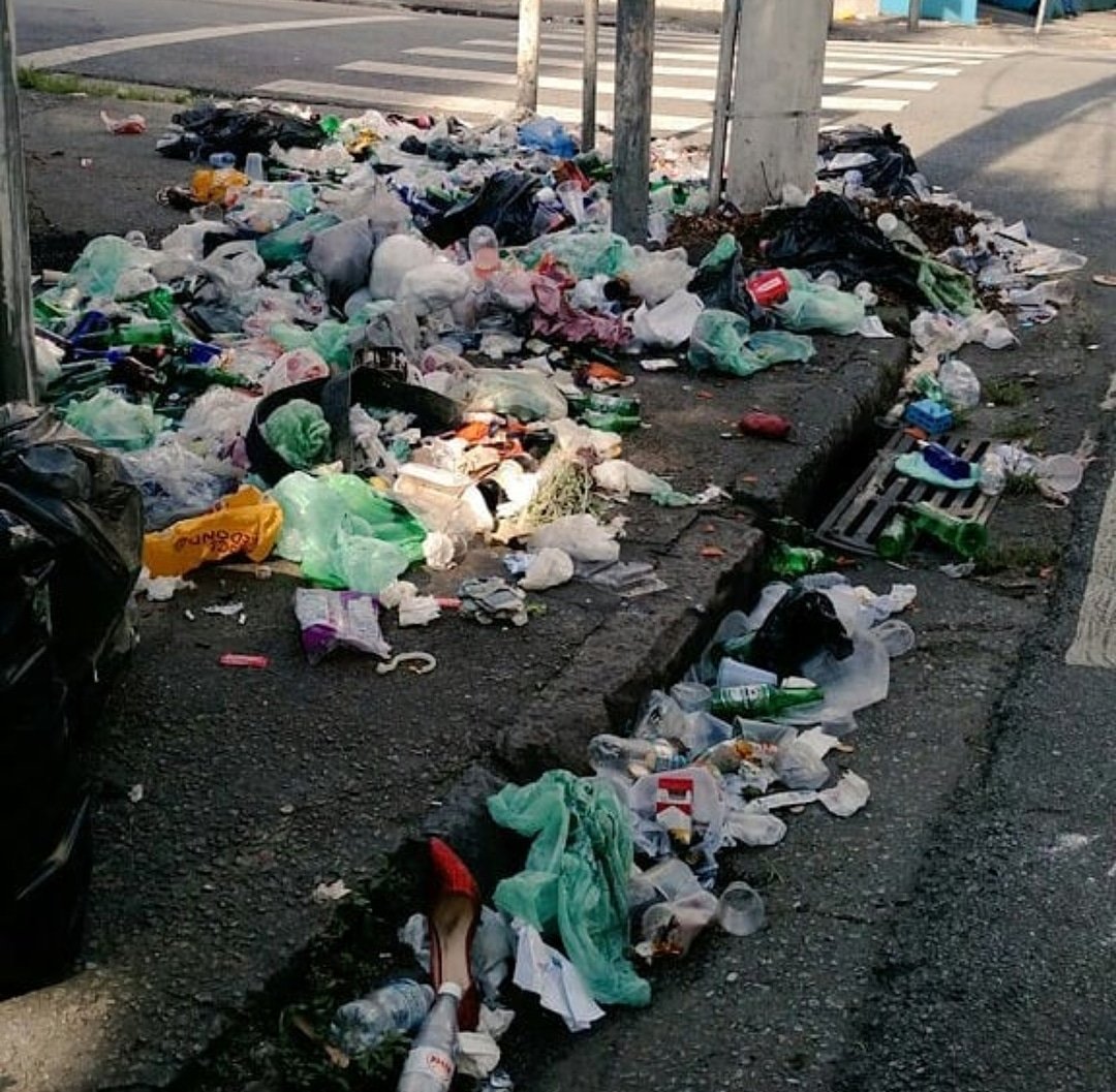 Thabonagura's tweet photo. #SP1 Lamentável,  a população tem grande culpa nisso por tanto lixo mau descartado.  Não há chuva que aguente. https://t.co/tnjMgigMWI
